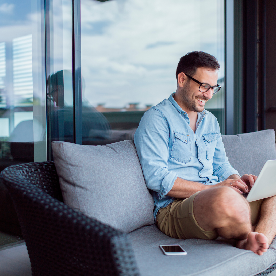 De Viajero a Líder: Guía de Comunicación para Equipos Remotos