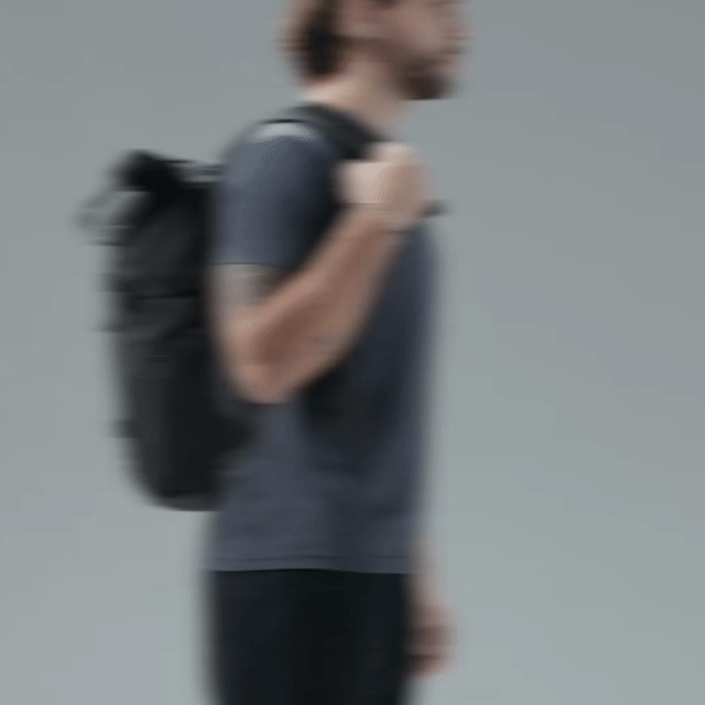 GIF_MODELO_CON_ROLL_BAG_NEGRA_GIRANDO.gif