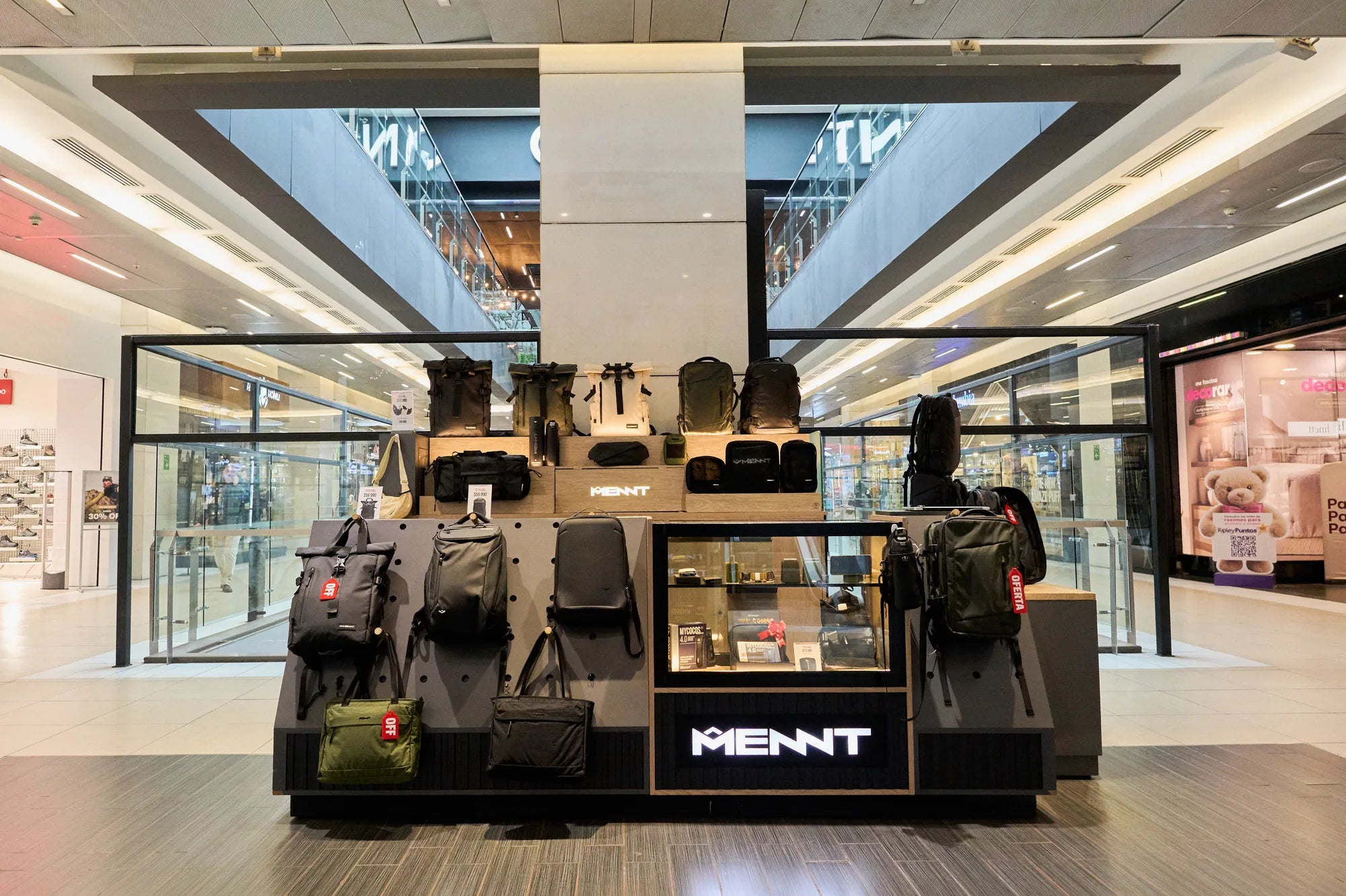 mennt-tienda-fisica-mall-costanera-center.webp